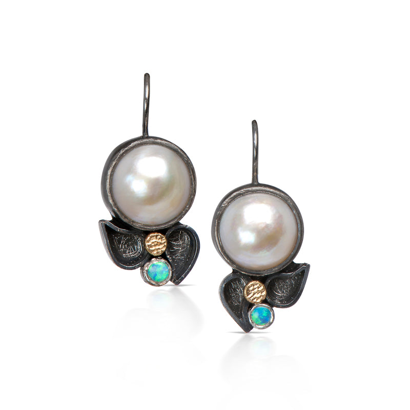 Pearl drop earrings with blue spinel and 18kt gold